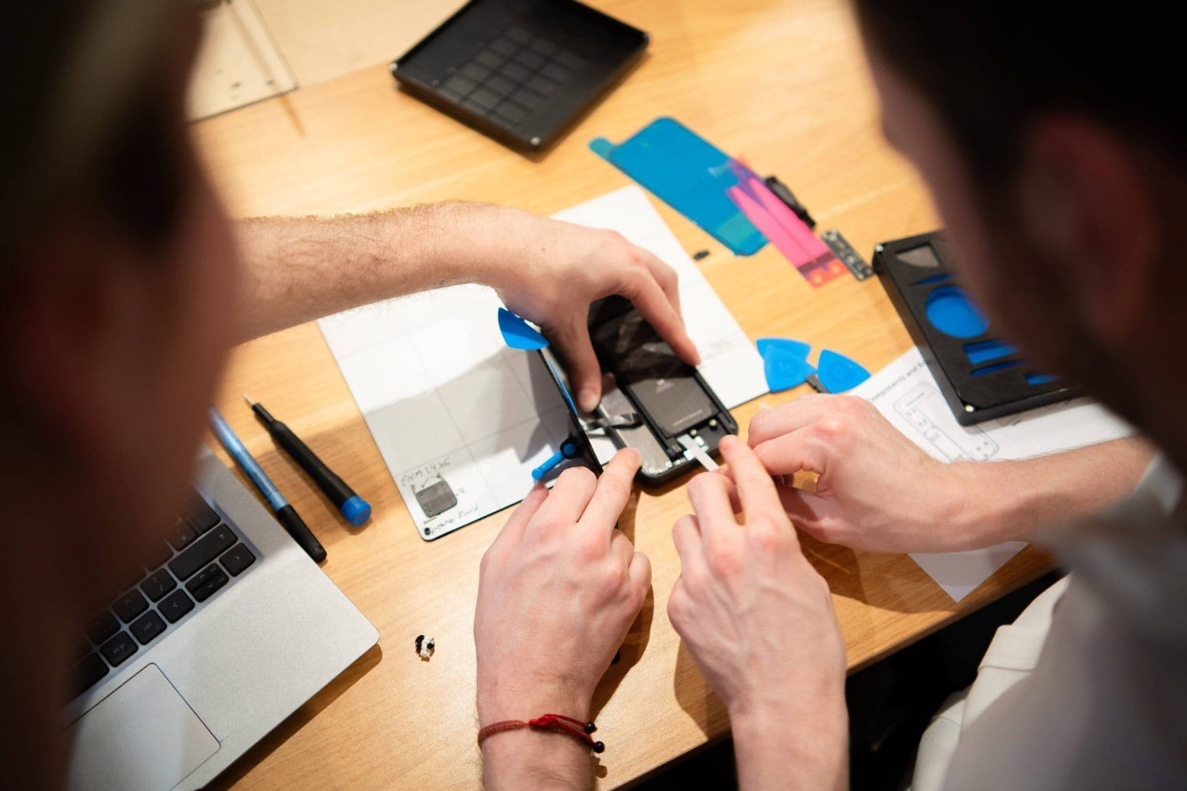 The Team Repair kits let users practice on a dummy phone to learn how to replace the battery and screen (credits: Team Repair)